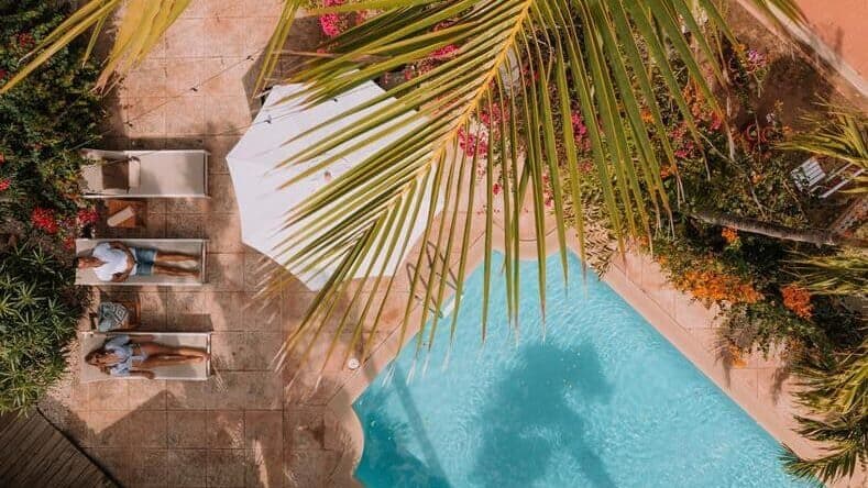 Relaxen aan het zwembad van het kleinschalige boutique resort Paradera Park op Aruba