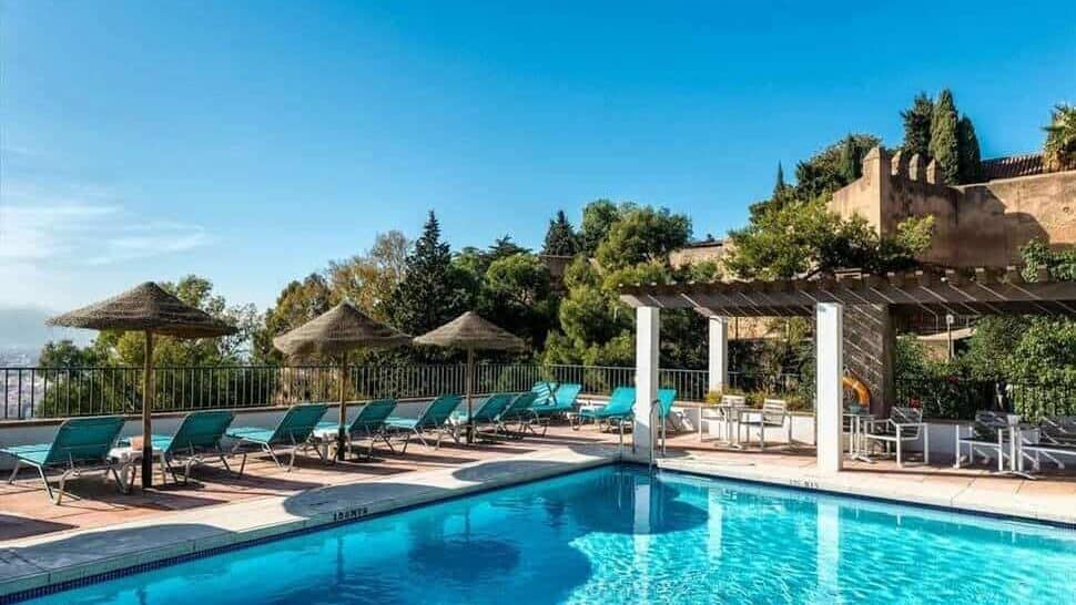 Zwembad met ligbedden en een geweldig uitzicht bij het kleinschalige hotel Parador de Malaga Gibralfaro in Andalusië