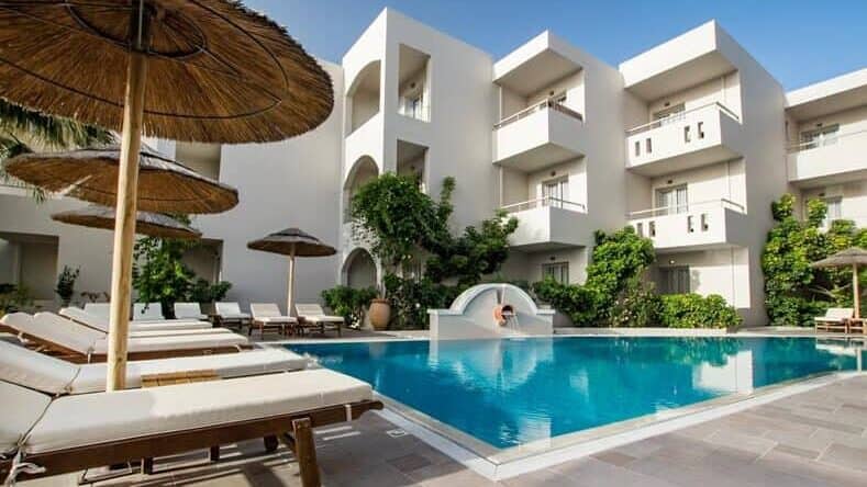 Genieten aan het zwembad van het kleinschalige hotel Parasol Luxury Suites op Karpathos