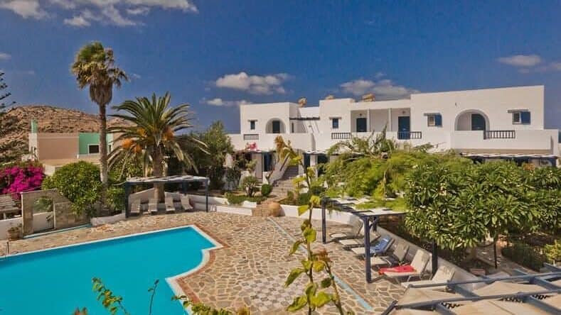 Uitzicht op het zwembad van de kleinschalige appartementen Popi Studios op Karpathos