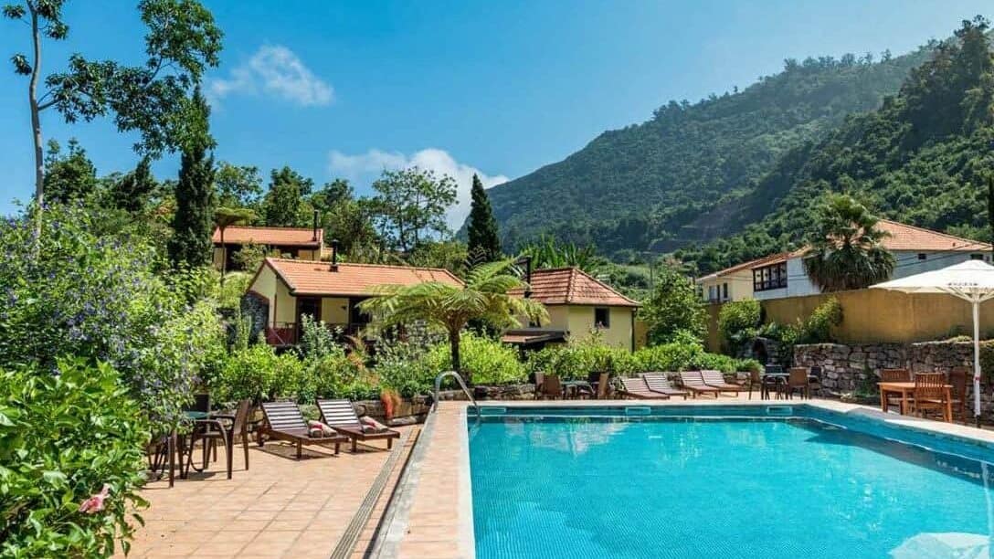 Prachtige locatie van het kleinschalige Quinta do Arco Nature & Rose Gardens Resort in Arco de Sao Jorge op het eiland Madeira