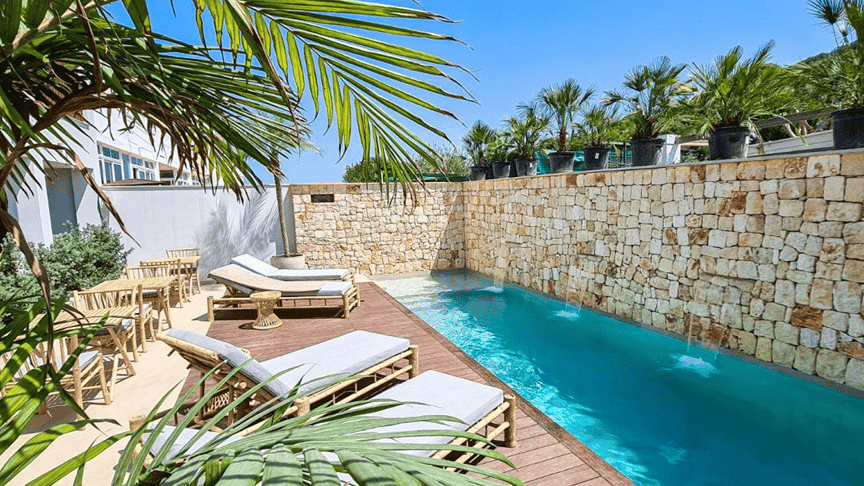 Loungen aan het heerlijke zwembad van het kleinschalige boutique hotel S'Estancia Suites op Menorca