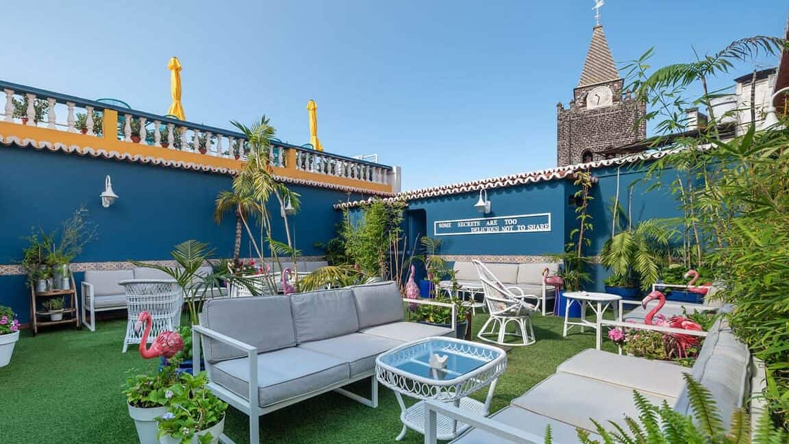 De gezellige rooftop bar en het dakterras van het kleinschalige SBH Sé Boutique Hotel in Funchal op het Portugese eiland Madeira