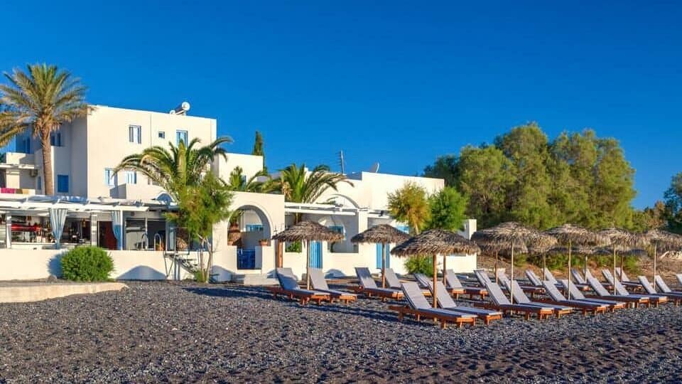 Het vulkanische strand voor het kleinschalige aparthotel Sigalas in Kamari op Santorini