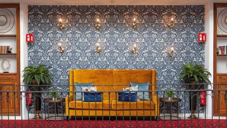 Sfeervolle inrichting in de gang van het kleinschalige Soho Boutique Hotel in Sevilla, Andalusië