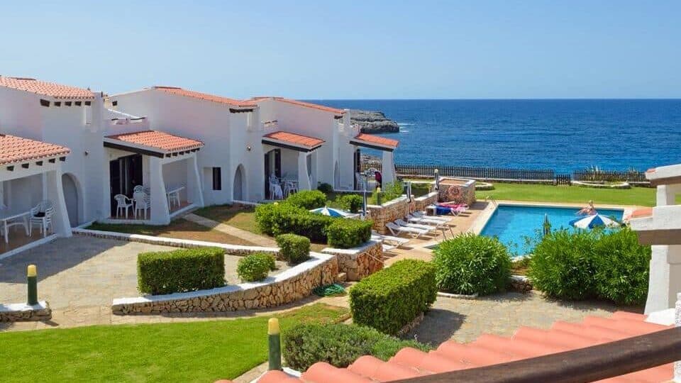 Het prachtige uitzicht op zee vanaf de kleinschalige villa's Binibeca Beach op Menorca