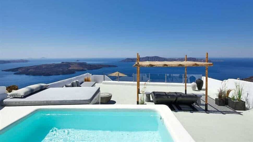 Het prachtige uitzicht vanaf een van de luxe suites in het kleinschalige hotel You and Me Suites in Fira op het eiland Santorini
