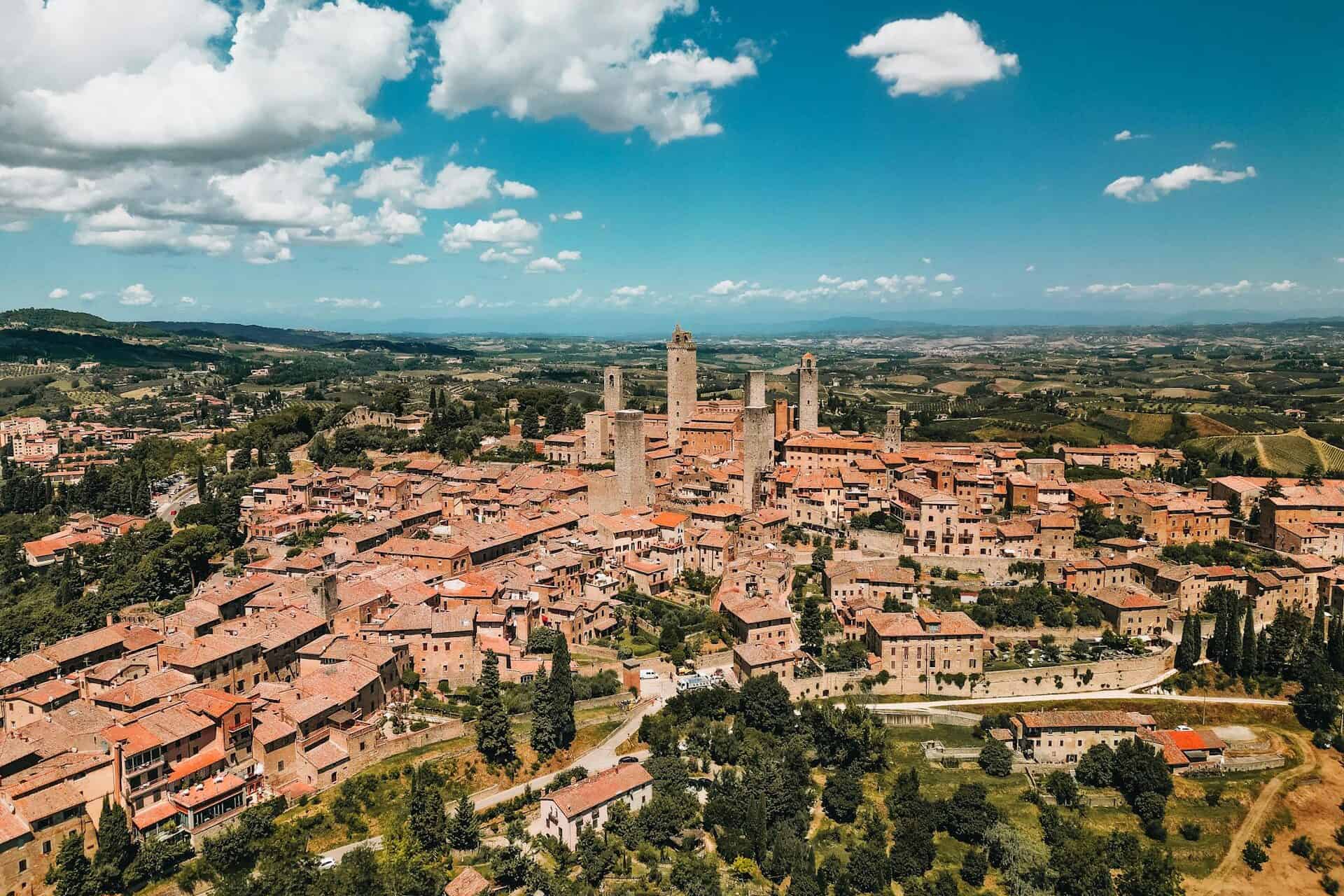 Torens die ver boven een van de mooiste dorpjes van Toscane uit steken in San Gimignano / kleinschalige hotels