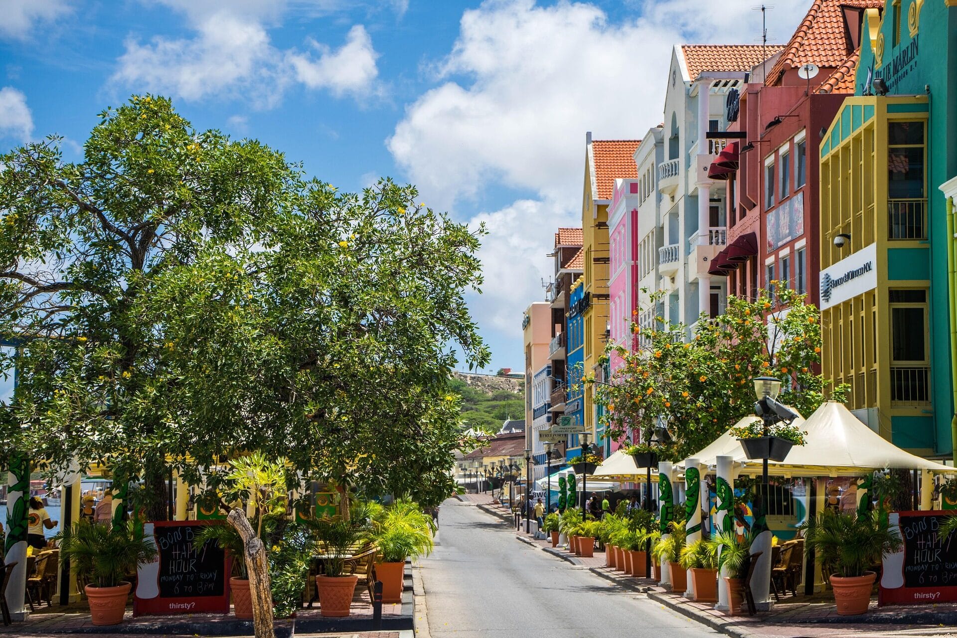 Straatje in het centrum van Willemstad op Curaçao / kleinschalige hotels
